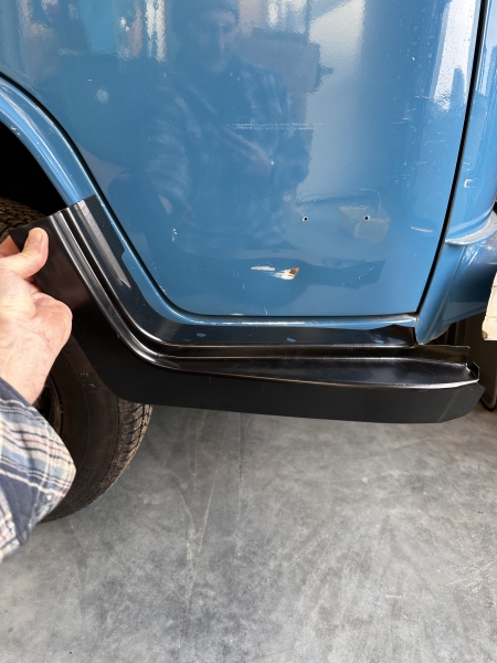 Kniestückabschnitt Einstieg vorn rechts Aussen Radlauf Reparaturblech VW Bus T2 08.72-07.79 vergl. 211809512A